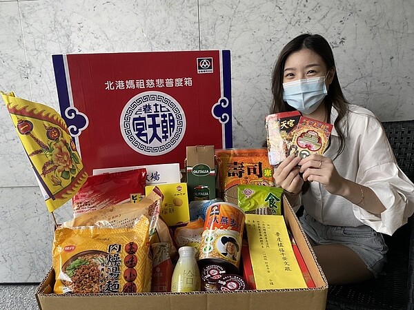 中元節將至，適逢防疫期間，通路業者不放棄逾百億市場大餅，強打「線上拜」、「幫你拜」，與宮廟合作，讓消費者零接觸完成中元祭。圖／全聯提供
