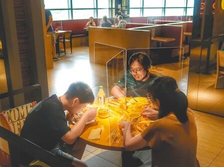 防疫警戒降至二級,餐飲業者迎來第1個父親節假日,一家人在防疫規範下用餐,卻少了熱鬧的氣氛。(王英豪攝)