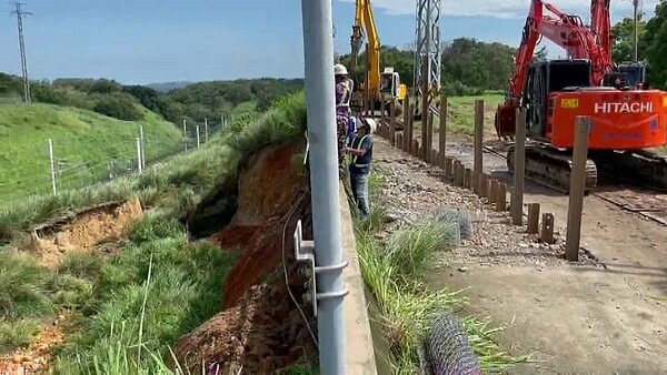 高鐵苗栗縣通霄鎮路段邊坡土石滑落，搶修在上方打鋼軌樁避免擴大，列車昨天單線雙向緩速通行。圖／民眾提供