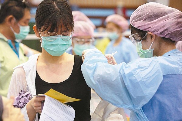 第五輪莫德納意願登記不如預期，指揮中心昨宣布加碼奏效，截自今天下午5時，有超過4.6萬人完成預約。圖／聯合報系資料照。
