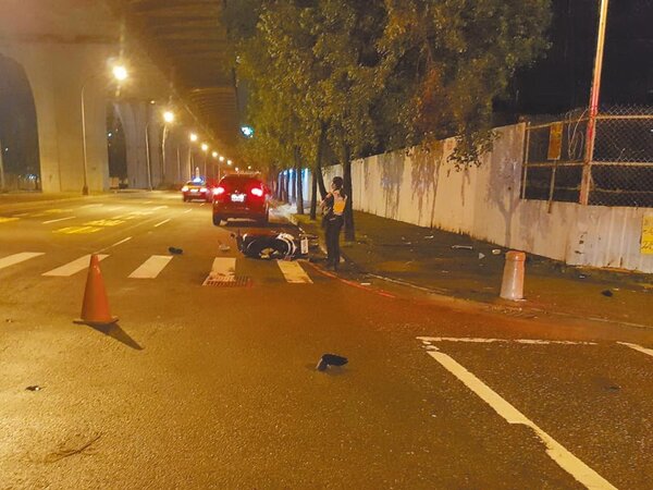 中市太平區7日深夜發生死亡車禍，1名男騎士遭自小客車撞擊，人車再滑撞路旁圍籬，傷重送醫不治。圖／民眾提供
