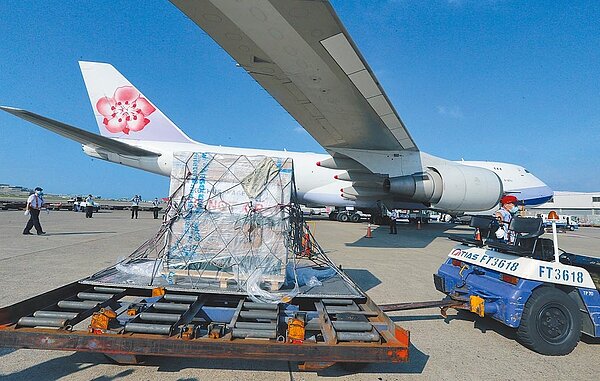 我國採購的9.96萬劑莫德納疫苗8日抵台,中央流行疫情指揮中心指揮官陳時中表示,因到貨的莫德納疫苗劑量不多,指揮中心會馬上研究如何做最適當分配,目前尚未定案。圖/陳麒全攝