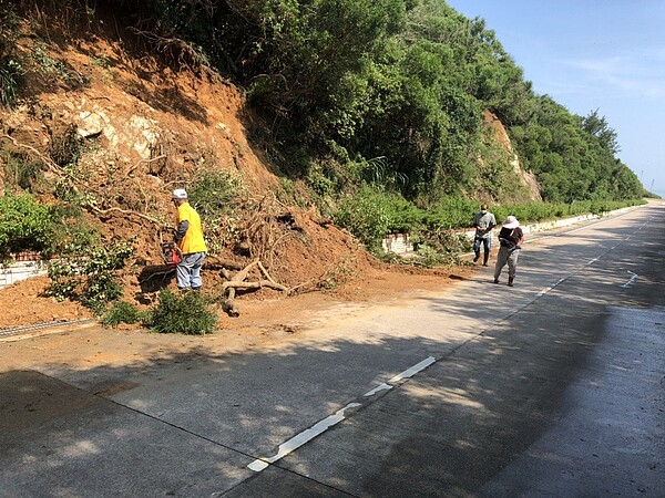 馬祖地區受到大雨侵襲,經過搶修後目前尚有部分路段還未通車,預計今日可全縣道路恢復通車。圖/連江縣政府提供