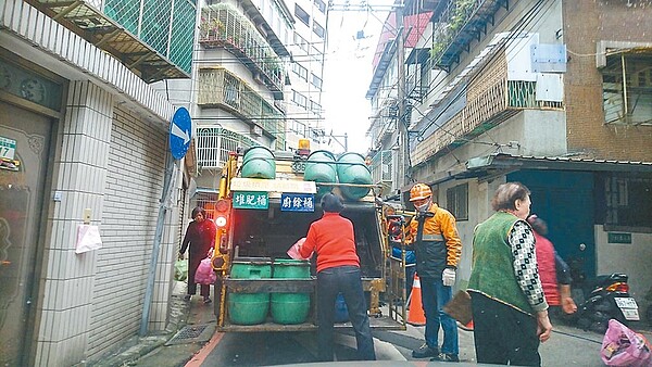 為了解決處理廚餘量能不足，新北擬與民間推動有機物處理中心，還能發電。圖／新北市環保局提供
