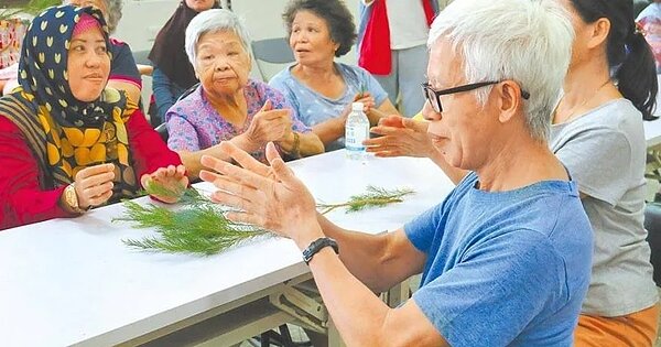 勞工退休後可按月領取勞工保險老年給付,還有勞工退休金可領取。此為示意圖。(圖/金山區公所提供)