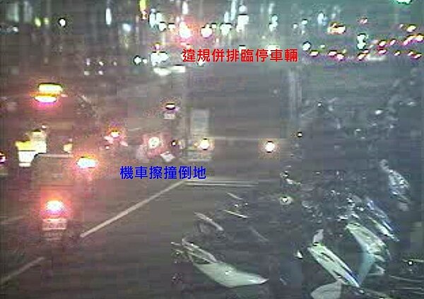 併排臨時停車，機車擦撞倒地。示意圖／新北市府提供