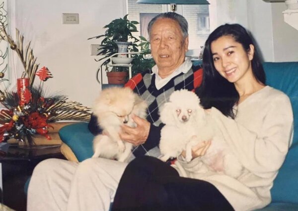 陳美鳳在臉書貼出舊照追憶養父，清純美貌與現在差異不大。圖／摘自陳美鳳臉書