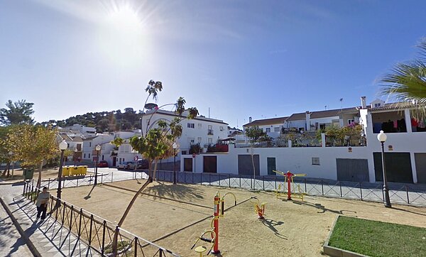 西班牙的阿爾加鎮(Algar)打算讓聯合國將將眾人帶著椅子到街上與街坊聊天這傳統承認為「文化寶藏」。圖/取自Google maps