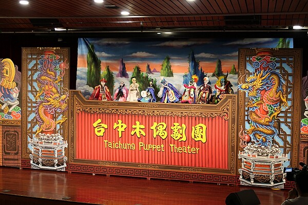 台中木偶劇團帶來「鋒芒再現-英雄的冒險之旅」精彩演出。圖/台中市文化局提供