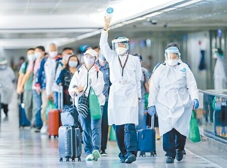 全球因Delta病毒肆虐疫情嚴峻,指揮中心指揮官陳時中9日表示,短期內不考慮放鬆邊境。圖為印尼的台商僑民8日深夜搭包機返台。(陳麒全攝)