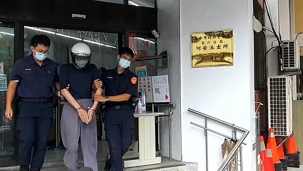 持美工刀行搶銀行的湯姓男子,甫出獄5天,9日即因搶銀行被警方依強盜罪嫌移送台中地檢署偵辦。(盧金足攝)