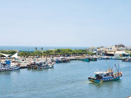 海軍威海計畫將擴建左營二軍港,其中,海上興建長堤將讓原本世代在附近作業的漁船傳統漁場消失,令漁民相當憂心。圖為梓官碼頭。(本報資料照片)