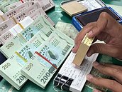 五倍券怎發？綠委：不該拿千元換