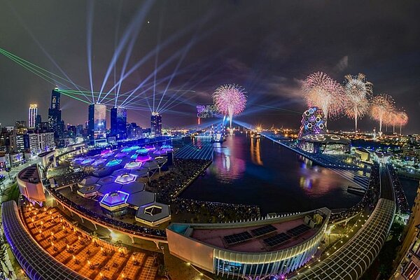 2021國慶焰火將與跨百光年大港花火相同地點,在高雄港施放,圖為跨百光年大港花火照片。圖/高雄市新聞局提供