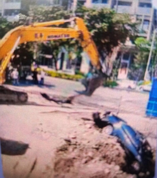 土地開發利益驚人,引起黑道覬覦,伴隨著糾紛。台南市2018年發生挖土機把轎車推到土坑事件,肇因來自傾倒廢土糾紛。圖/讀者提供