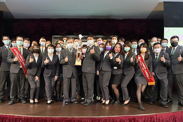 有巢氏房屋台中秀泰圓滿加盟店直言「選對品牌很重要!」三品牌深度聯賣,已經佔店內業績近3成(三級警戒前拍攝)圖/有巢氏房屋提供