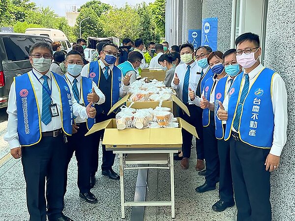 積極回應在地公益的台慶不動產台中水湳經貿加盟店,在疫情嚴峻時,送上熱騰騰的餐點,力挺第一線醫護的辛勞。圖/台慶不動產提供