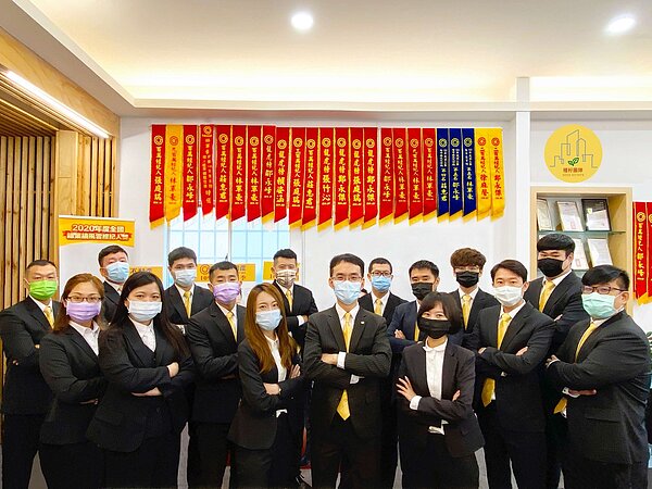 永慶不動產台中松竹旱溪加盟店專注數位行銷,上半年店業績已達5,500萬,超越去年一整年的業績總和(三級警戒前拍攝)圖/永慶不動產提供