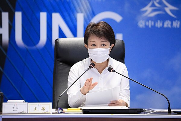 台中市長盧秀燕說,市府率先推紓困十方釋出7.9億元,民眾申請最多的是稅捐減免及緩徵,逾4.4萬件、達6.9億元。圖/中市新聞局提供