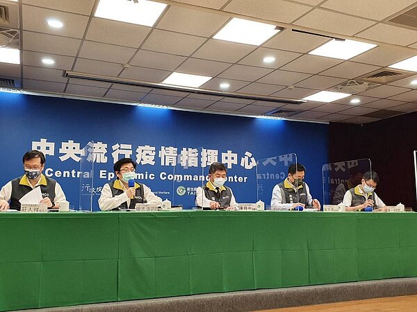 中央流行疫情指揮中心8月10日14時記者會出席名單，由左到右中央流行疫情指揮中心發言人莊人祥、疫情監測組組長周志浩、指揮官陳時中 、副指揮官陳宗彥、醫療應變組副組長羅一鈞。記者楊雅棠／攝影
