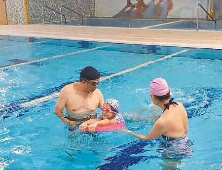 桃園公私立游泳池10日首日開放,有民眾攜家帶眷到游泳池戲水。(陳夢茹攝)