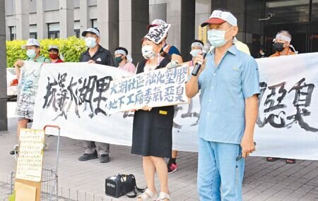 屏東市郊大湖里1家非法蓋在農地的塑膠粒製造工廠,常年因製程傳出惡臭,近日有居民罹癌病逝,家屬10日率眾到屏東縣政府陳情。圖/中時資料照