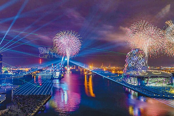 高市府將針對行政院五倍券加碼1000元「高雄券」,並結合將在高雄舉辦的國慶煙火、台灣燈會以及跨年晚會等大型活動,搶攻100億商機。(高市新聞局提供/柯宗緯高雄傳真)