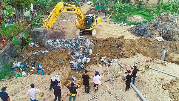 台南地檢署會同環保署南區督察大隊，開挖勘驗犯罪集團濫倒廢棄物的土地，起訴以王姓男子為首的犯罪集團53名成員。（台南地檢署提供／洪榮志台南傳真）