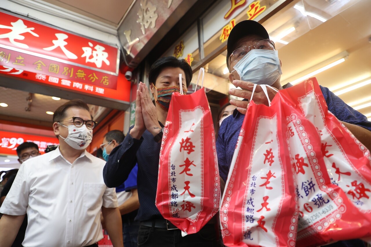 店家祭出抵用券 西門町老店上海老天祿昨天推出振興方案，來店消費就送附近店家的抵用券，希望活絡西門地區的商機。記者葉信菉／攝影