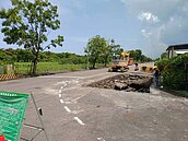 又有馬路危機高雄急搶修　楠梓道路現「天坑」深度及腰