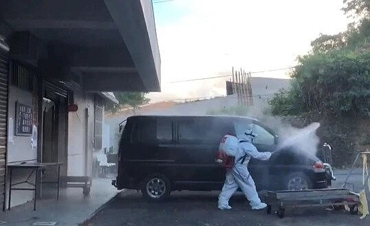 新竹縣婦人染疫後死亡,遺體冰存3天,殯葬工作人員得知死因是新冠肺炎,立刻消毒環境及靈車。圖/讀者提供