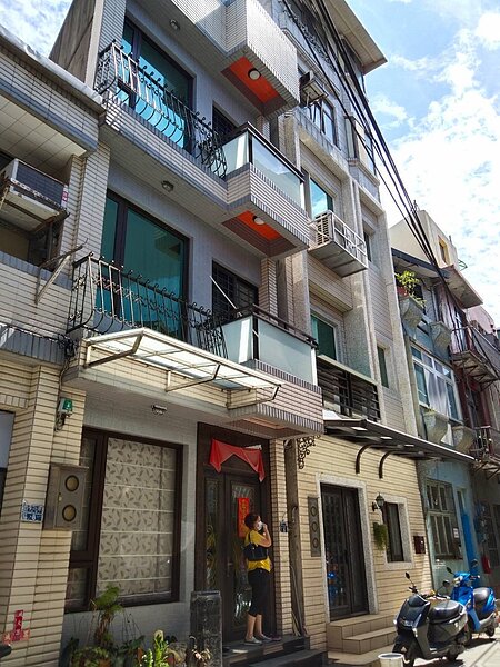 曾姓標本師買下基隆和平島5樓透天厝，今年3月進駐，近期與鄰居發生紛爭。圖／記者邱瑞杰攝影
