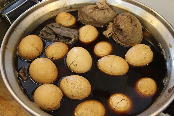 針對臉部美容、超商熟食區仍未開放,經濟部提出相對應措施,包含臉部美容要在防護箱內操作,超商熱食區要由店員夾取等。圖/聯合報系資料照