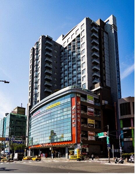 《崇利中山》一路之隔就是在地知名徐匯廣場商圈，生活機能相當優越。.