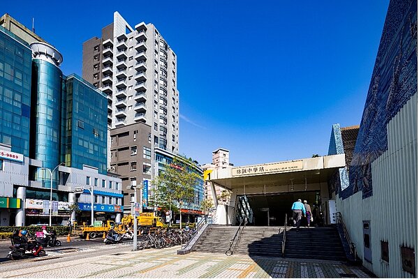 《崇利中山》步行至捷運徐匯中學站只需3分鐘。