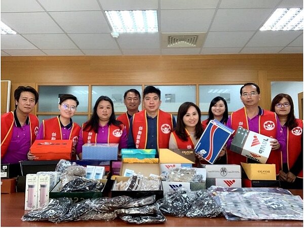 崇利建設總經理楊宗翰(左五)多年來率領同仁積極參與公益回饋社會。