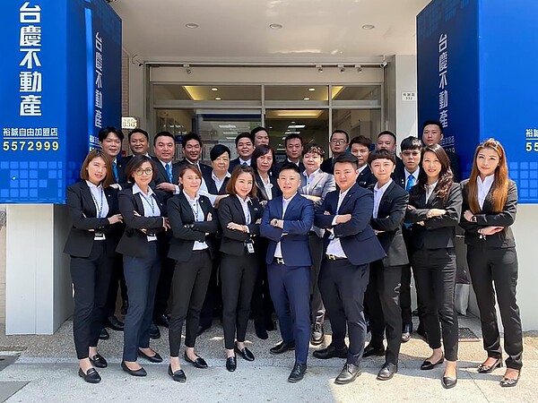 台慶不動產高雄裕誠自由加盟店去年3月成立,當時短短加盟3個月,已創造近千萬元的好成績。圖/永慶提供(照片為三級警戒前拍攝)