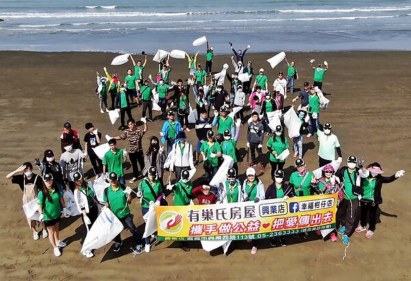 有巢氏房屋嘉義興業加盟店不僅拚業績,也致力公益,將「社區事等於小巢事」精神發揚光大,贏得更多認同與支持。圖/永慶提供(照片為三級警戒前拍攝)