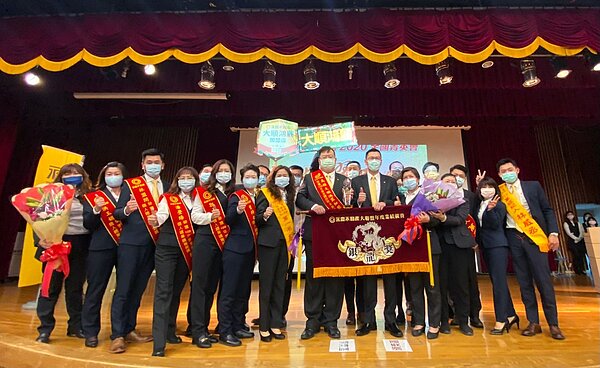 永慶不動產高雄大順鴻麗加盟店上半年店業績高達8600萬元,深度聯賣及科技工具是關鍵。圖/永慶提供(照片為三級警戒前拍攝)