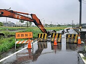 老舊護岸不敵豪大雨塌陷　梧棲大排啟動搶修