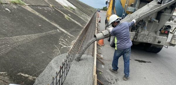 台南西港大橋下游水防道路加高預計10月完工。圖／台南市府提供