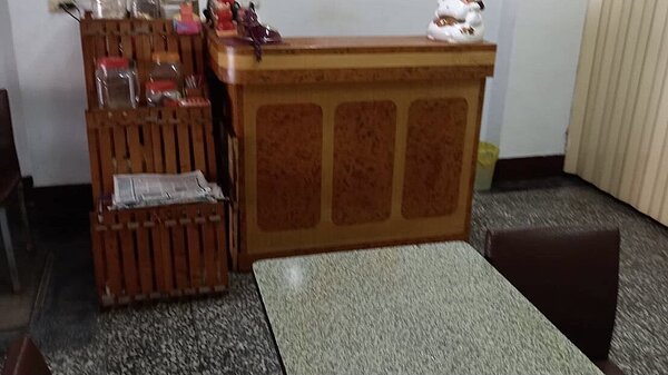 警方發現鄭姓業者違規開業。記者李隆揆／翻攝