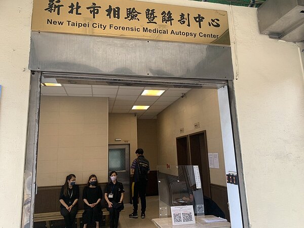 新北市三峽區民生街發生住宅火警,造成3人送醫搶救仍宣告不治。三峽警方11日下午前往市立板橋殯儀館報請檢察官相驗。記者王長鼎/攝影