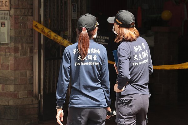 新北市三峽11日凌晨發生火警,造成3死4重傷,火災調查科人員在現場調查。記者蘇健忠/攝影