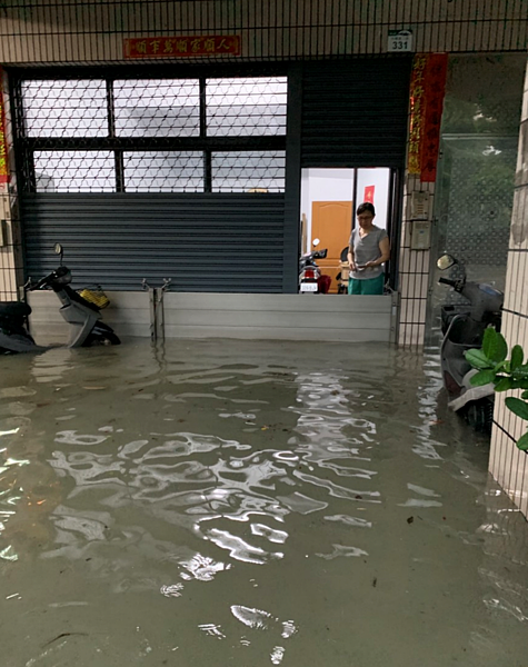 高雄市政府今年編列1千萬元經費，補助民眾建置防水閘門，目前全市有19件申請案，第三階段已放寬條件，預料申請會更踴躍。圖／高雄鳳山忠義里長李朝清提供
