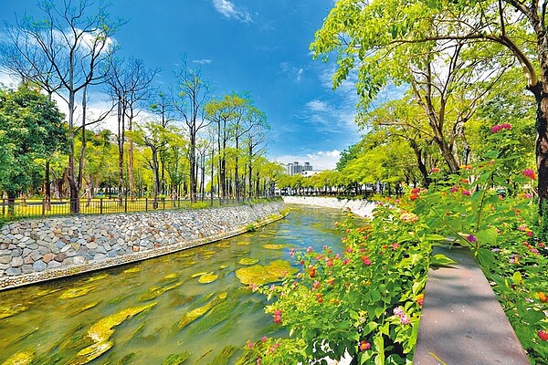 綠川興大段等3處整治工程加碼增加1萬2000CMD的汙水截流量及現地處理設施,使綠川全面蛻變。(台中市水利局提供/王文吉台中傳真)