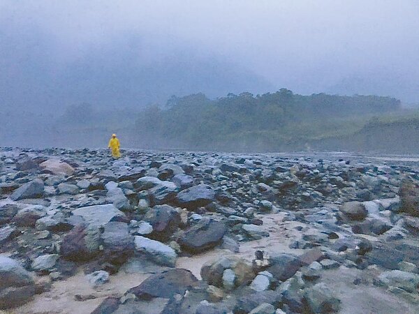 高雄市明霸克露橋遭沖毀,桃源區民代表謝宜真疑似強行橫越玉穗溪落水,下落不明,六龜警消出動搜尋,但直至天色昏暗仍無所獲,12日一早將繼續搜尋。(翻攝畫面/林雅惠高雄傳真)