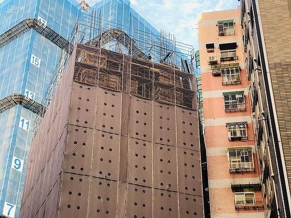 「仁愛沐光」與鄰棟「福國天廈」棟距只有30公分。圖/好房網News記者黃暐迪攝影