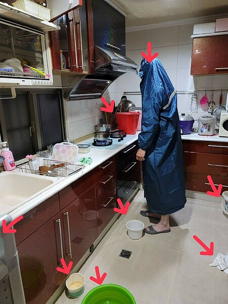 原PO分享家中廚房滲水慘況。圖/取自爆怨2公社
