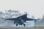扯！F16空中座艙罩飛脫　7分鐘緊急降落